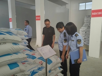 涇川縣市場監(jiān)督管理局開展汛期食品安全專項(xiàng)檢查，重點(diǎn)整治預(yù)包裝與散裝食品