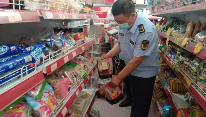 達(dá)拉特旗安達(dá)市場(chǎng)監(jiān)督管理所開展轄區(qū)預(yù)包裝與散裝食品安全大檢查